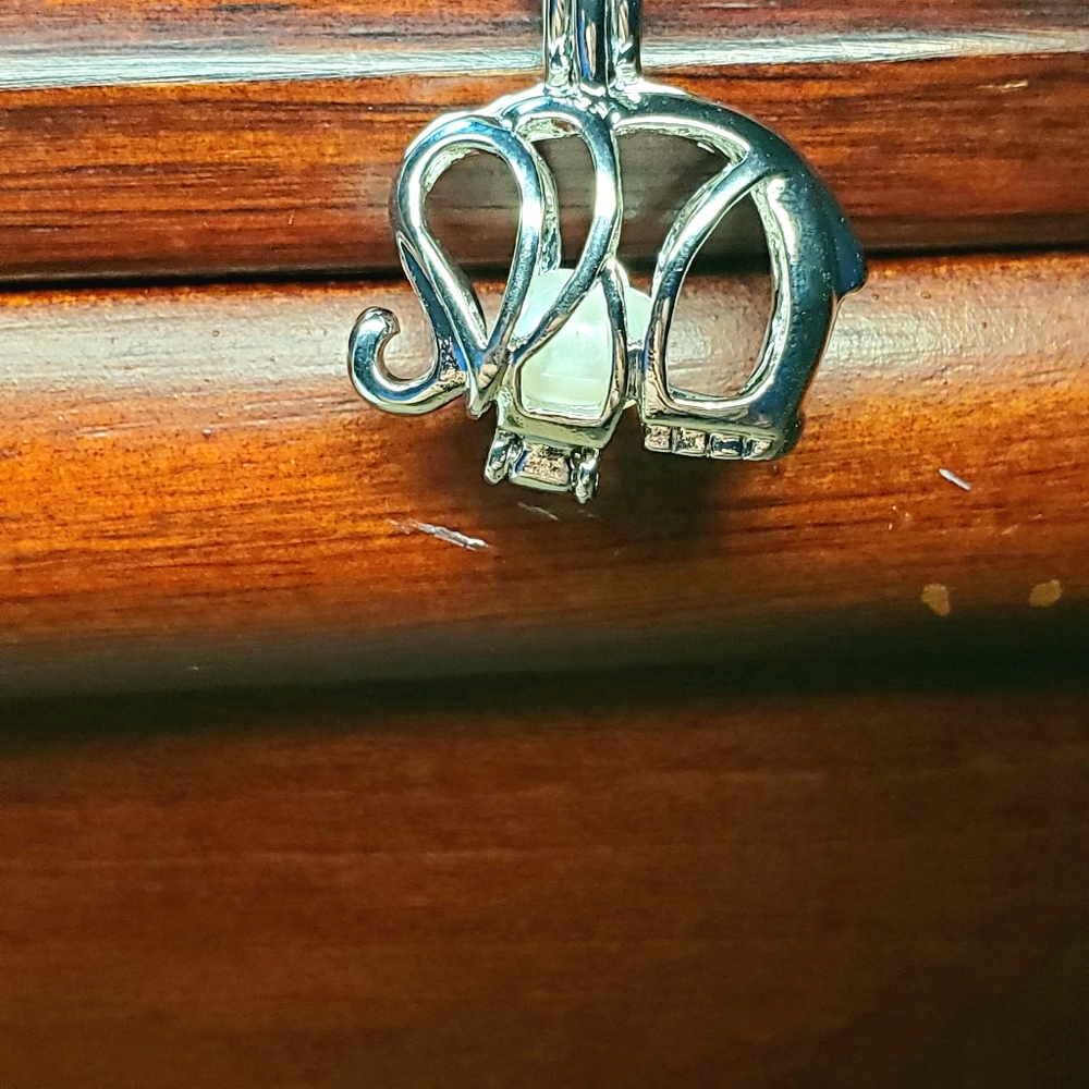 Elephant pendant with 18 inch necklace